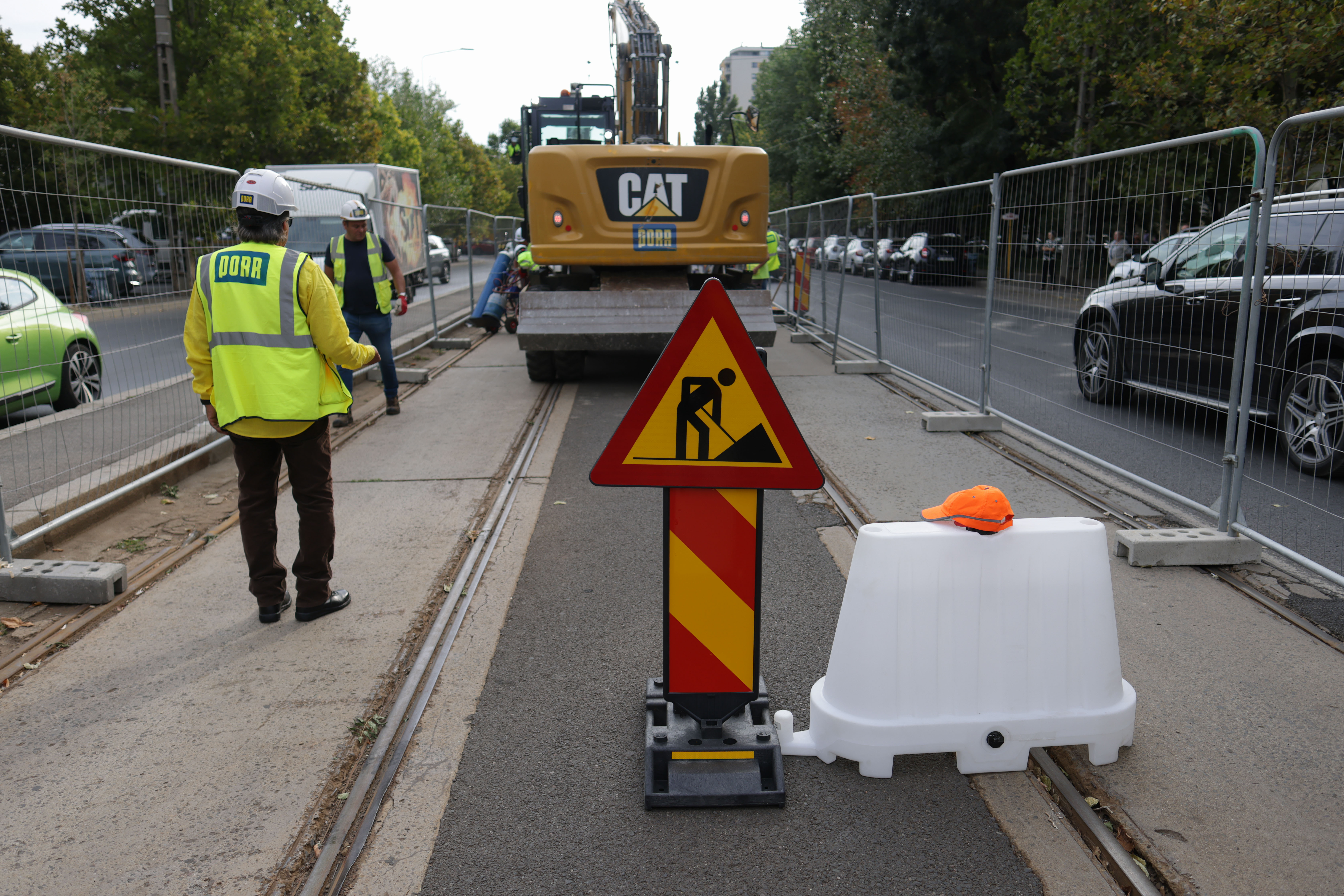 Șantierele pentru schimbarea liniilor de tramvai, întârziate. Ciucu le cere acum constructorilor să lucreze „de la 6.00 la 22.00 și în weekend”