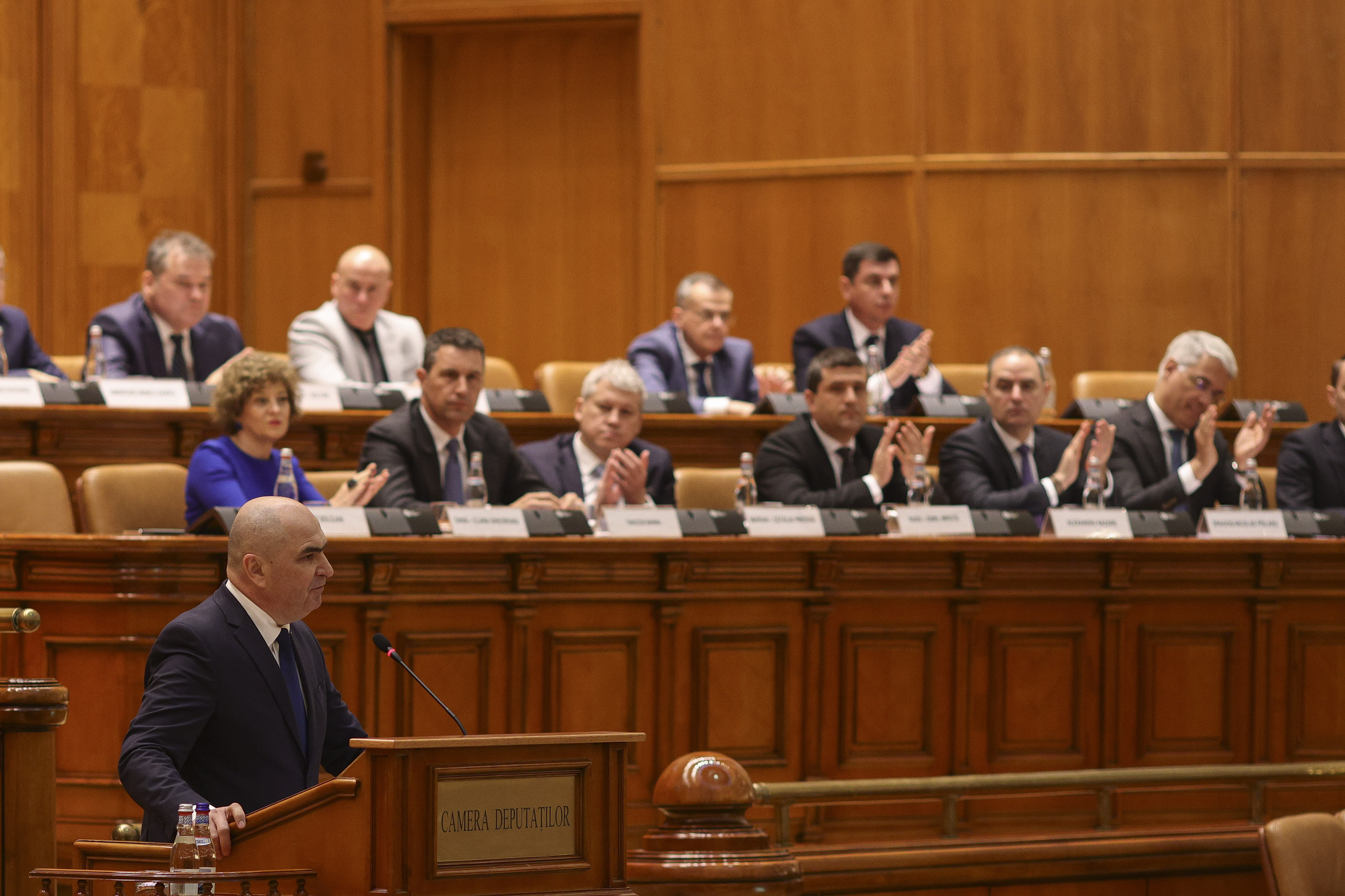 o companie de energie, 30 de oameni erau angajați ca să se ocupe cu închirieri de clădiri”