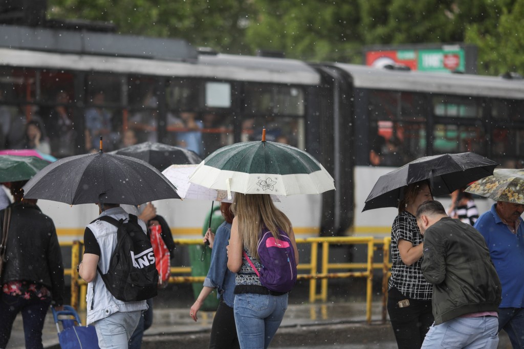 Cod galben de furtuni puternice și vijelii în jumătate de țară. Diseară, intră în vigoare alte alerte meteo