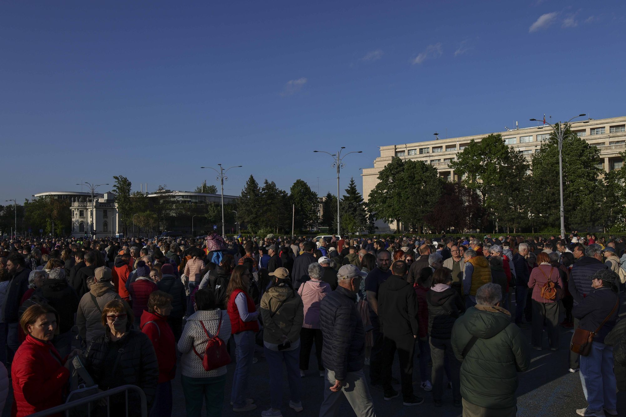Peste 1.500 de români ies în stradă pentru Bolojan cu două zile înainte de moțiunea de cenzură PSD-AUR — image 1