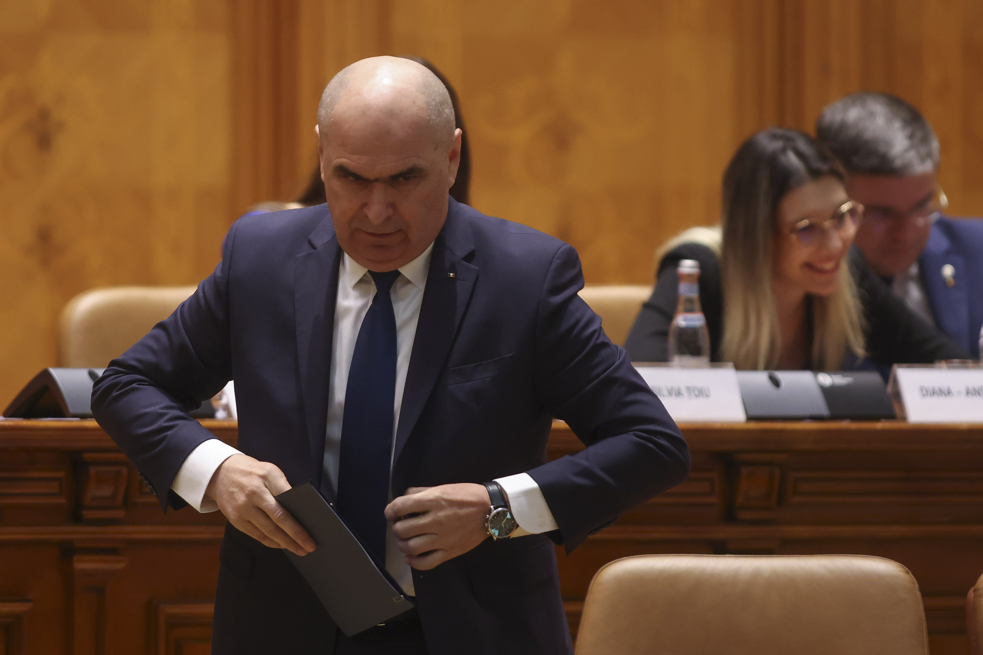 Ilie Bolojan, la votul Parlamentului: Moţiunea „Stingem lumina”, ca să o simplific, e una de genul: „Nu ne vindem companiile, le mulgem noi”