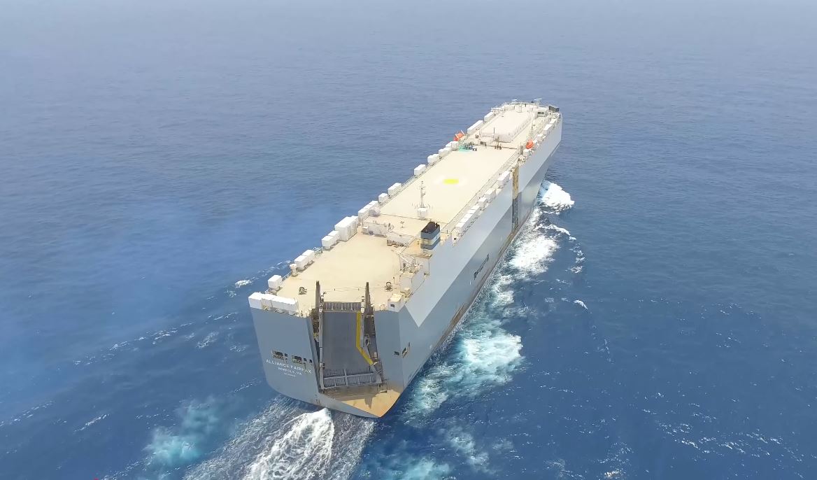 O mare navă transportatoare de mașini a trecut prin Ormuz escortată de forțele americane, anunță Maersk