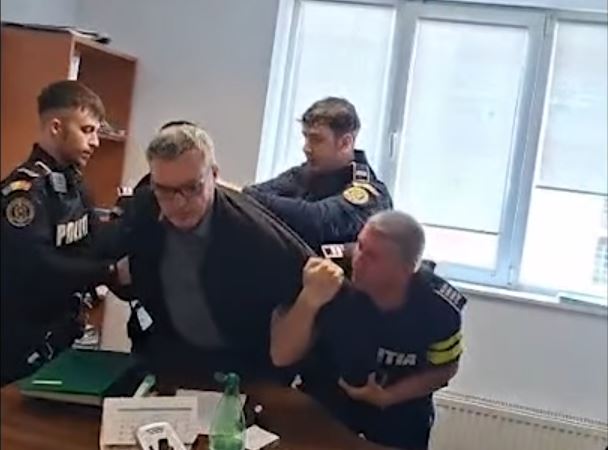 Directorul din Garda Forestieră care a amenințat un jurnalist și a fost reclamat la DNA de ministra Mediului, încătușat de polițiști în biroul său