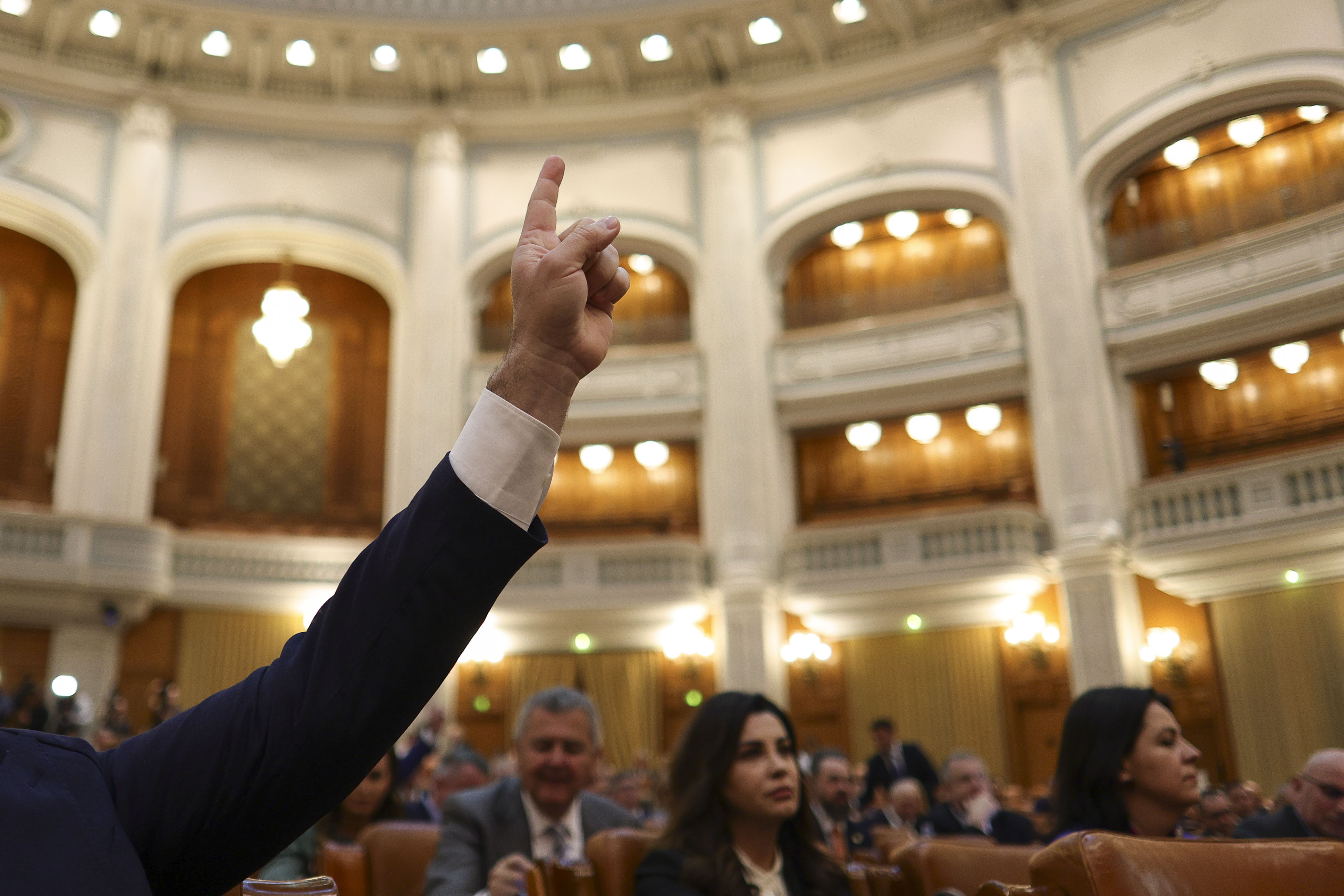 Mutarea liberalilor, care au decis să nu mai iasă din sală: „Noi credem ca moțiunea se joacă”
