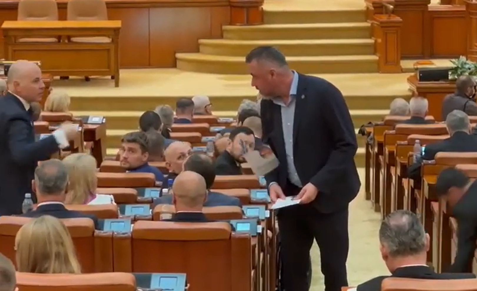 Guvernul Bolojan cade: moțiunea de cenzură PSD-AUR trece cu un număr mare de voturi — image 1