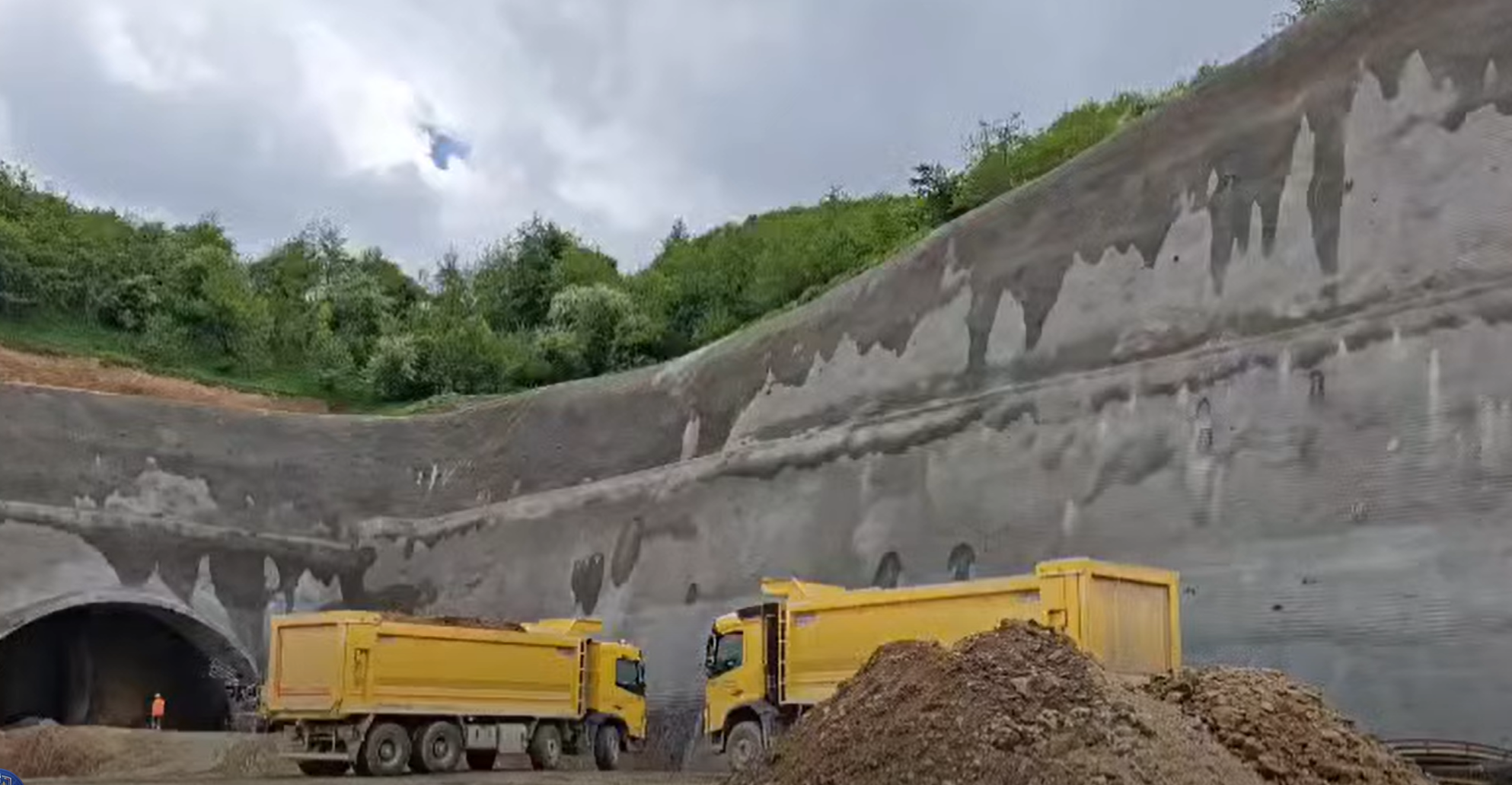 VIDEO. Cea mai așteptată autostradă din România înaintează într-un „ritm bun” pe una dintre cele mai dificile secțiuni: „Se lucrează 24 de ore din 24”