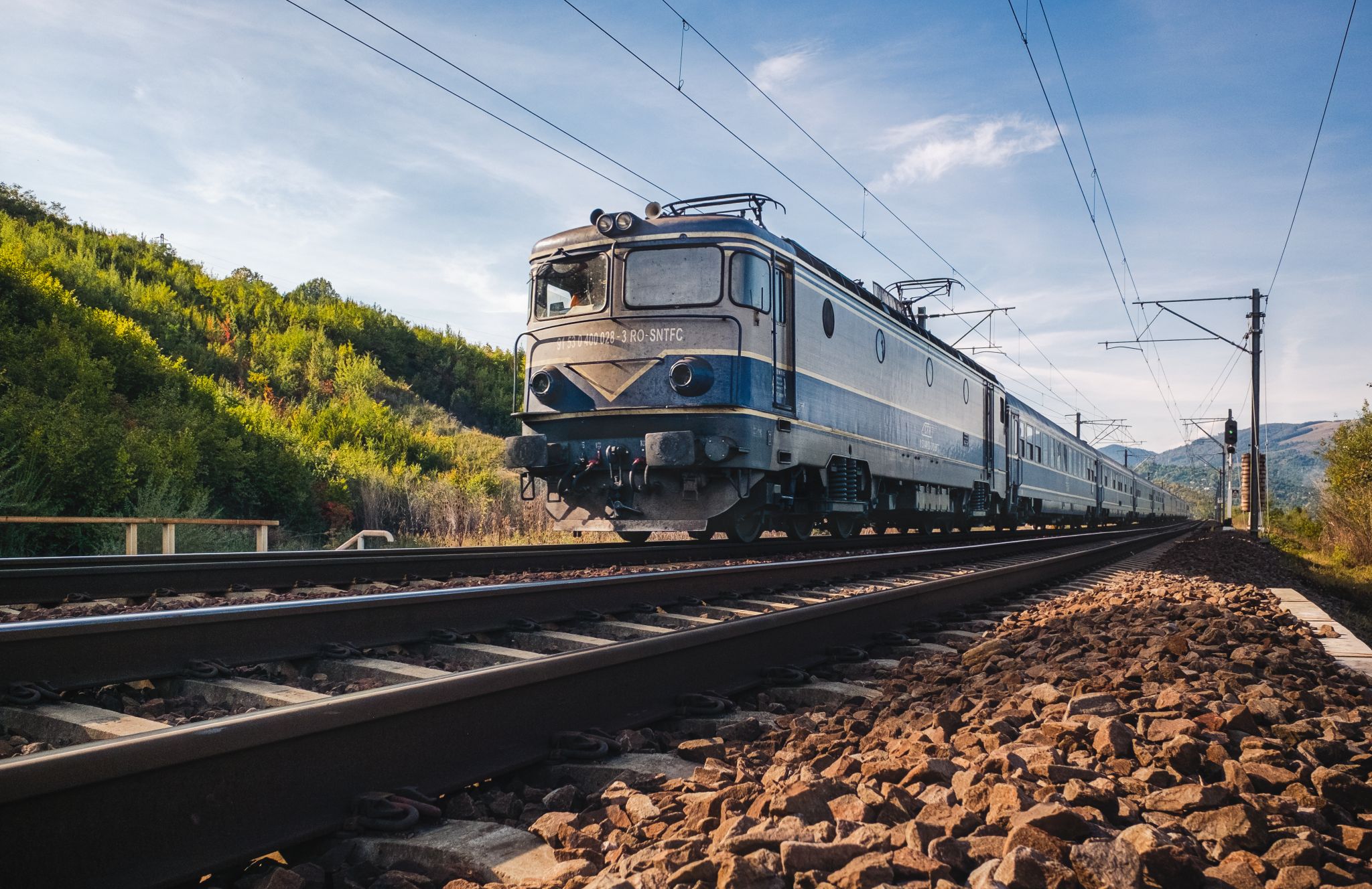 Trenul Budapesta-București Nord s-a oprit în câmp lângă Caracal din cauza unei defecțiuni