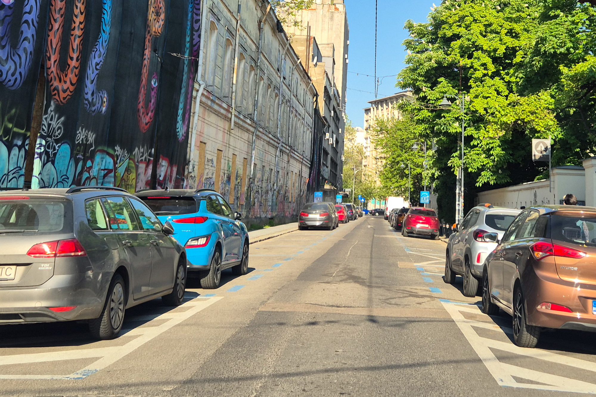 a întâmplat după eliminarea gratuităților pentru hibride în parcările Primăriei Capitalei / Cât a crescut numărul abonamentelor