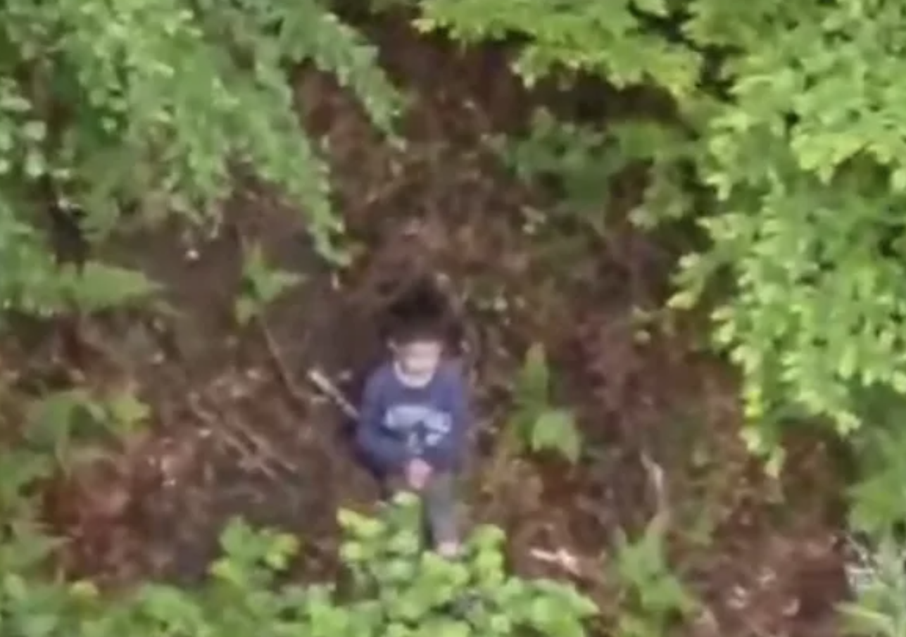 Care este starea băiețelului de cinci ani salvat din pădure. Afecțiunea descoperită de medici, pentru care va rămâne internat