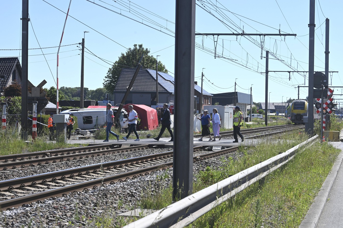 Microbuz școlar, lovit în plin de un tren, în Belgia. Cel puțin patru persoane au murit