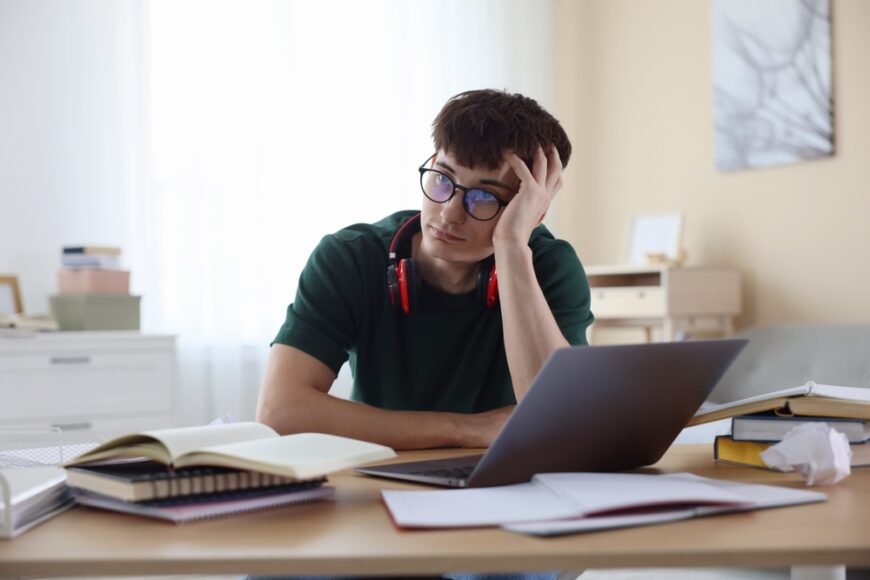 Un copil epuizat învață mai greu, reține mai puțin și ajunge să asocieze învățarea cu suferința. FOTO: Shutterstock
