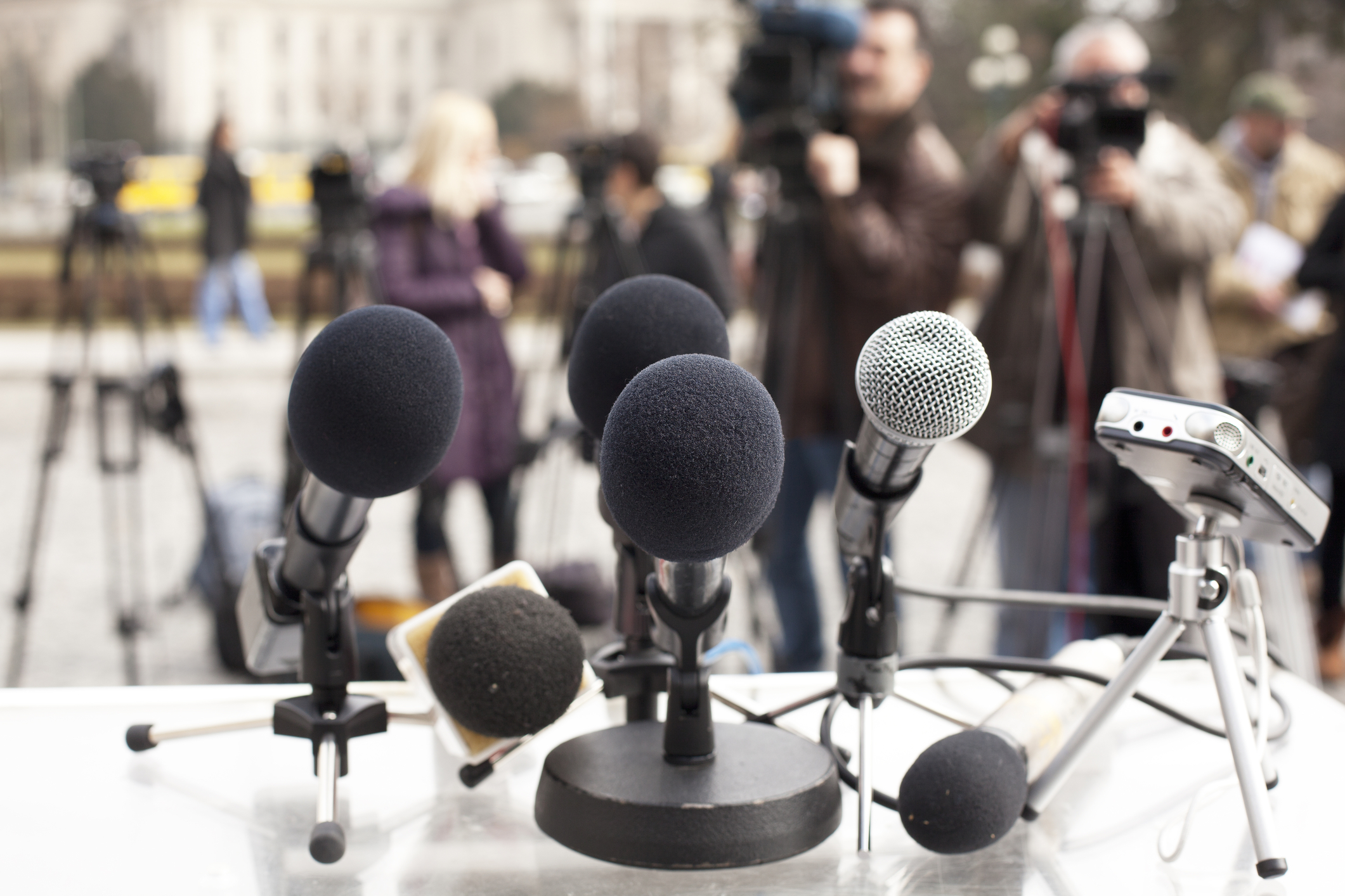 Jurnaliștii Recorder, Snoop, Pressone dezbat în fața publicului