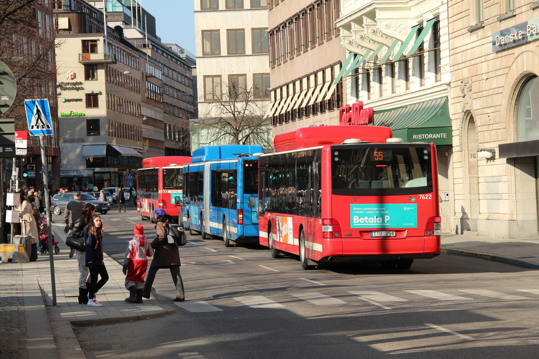 Suedia taie cu 50% prețul pe transportul public. Cât ajunge să coste în Stockholm un abonament de autobuz-metrou față de București