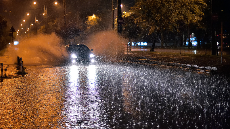 ALERTĂ. Vremea se răcește puternic în zilele următoare în București. Urmează și averse torențiale, grindină și episoade de vijelie