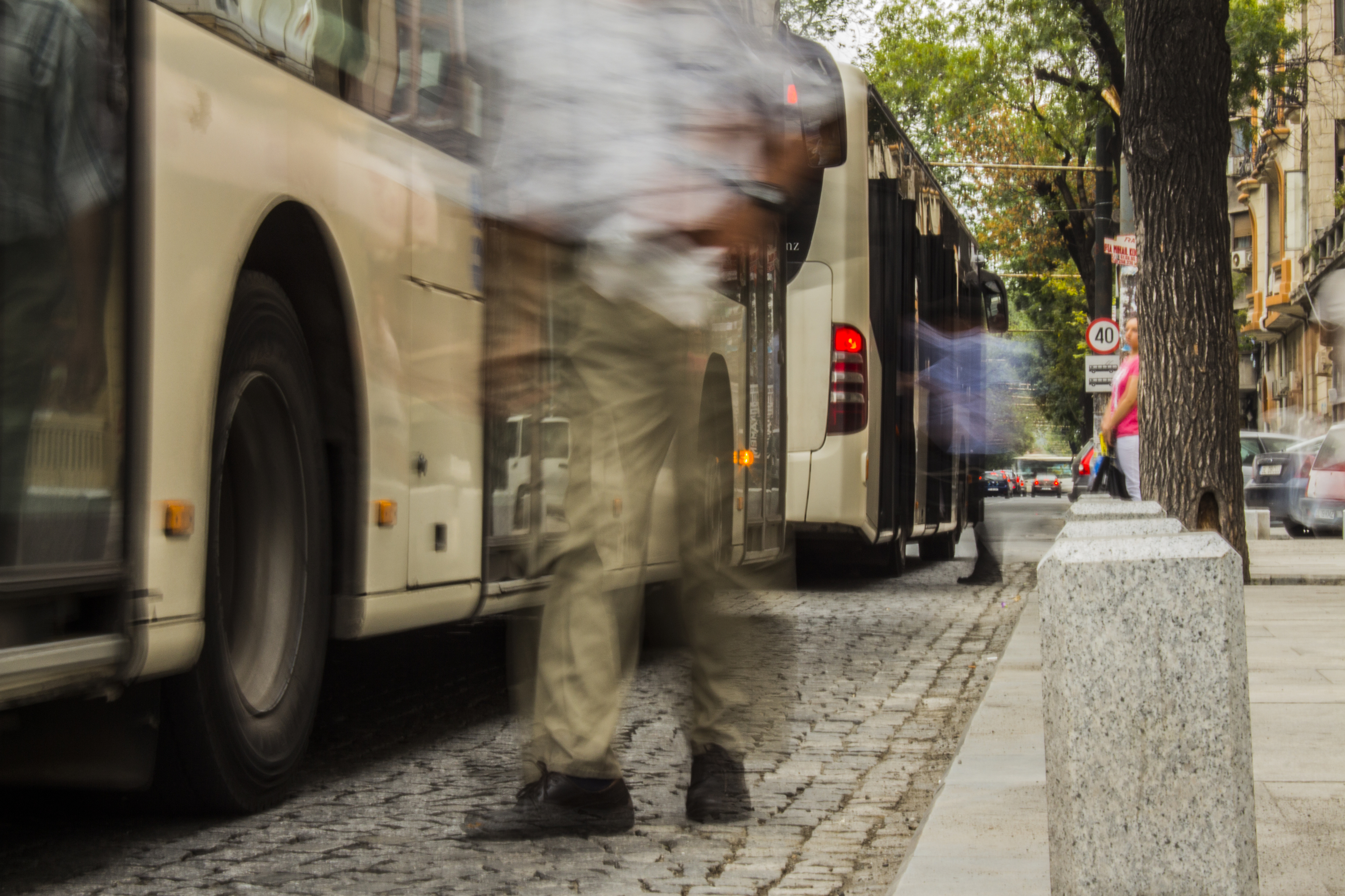 Linia de autobuz din București pe care se circulă în ritm de mers pe jos. Ce face diferența în alte orașe europene în care tramvaiele sau troleibuzele nu rămân blocate în trafic