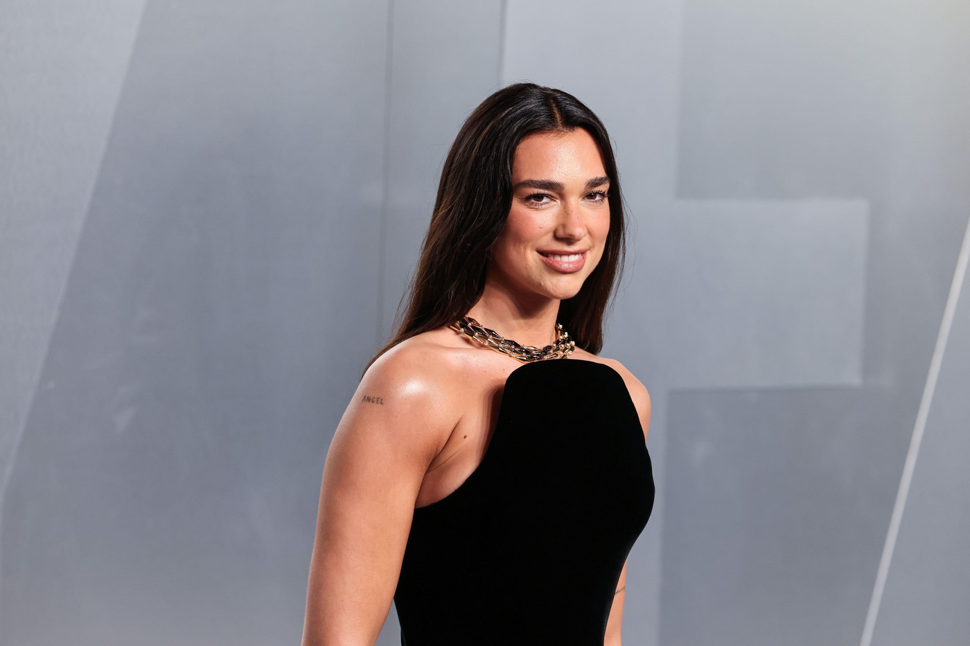 Dua Lipa, în război cu Samsung. Gigantul tech, acuzat că i-a folosit imaginea pentru a vinde televizoare