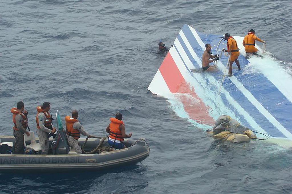 9 iunie 2009 - Scafandri marinei braziliene recuperează o parte din fuzelajul avionului Airbus 330 al Air France, prăbușit în oceanul Atlantic. Foto: Xinhua News Agency / Eyevine / Profimedia