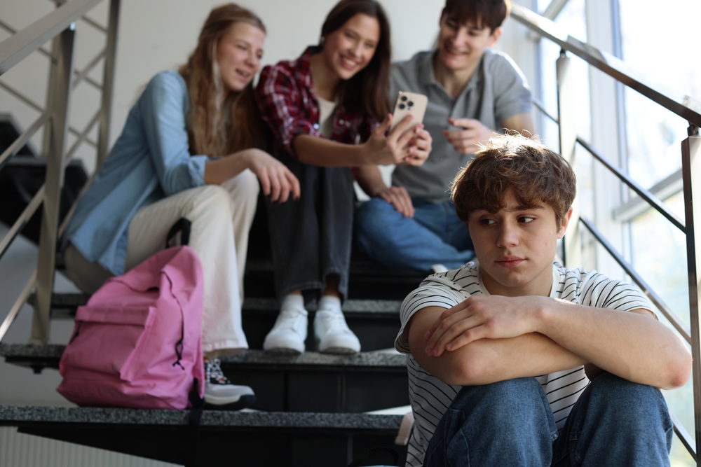 Excluderea din grup este și mai greu de sesizat din exterior la vârsta adolescenței, pentru că multe dintre relațiile sociale se mută online. FOTO: Shutterstock