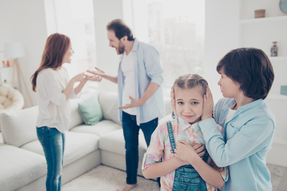 O familie disfuncțională, în care emoțiile nu se arată și nici nu se discută, în care conflictul ia locul înțelegerii, ajunge să pară „normală” în ochii copilului. FOTO: Shutterstock