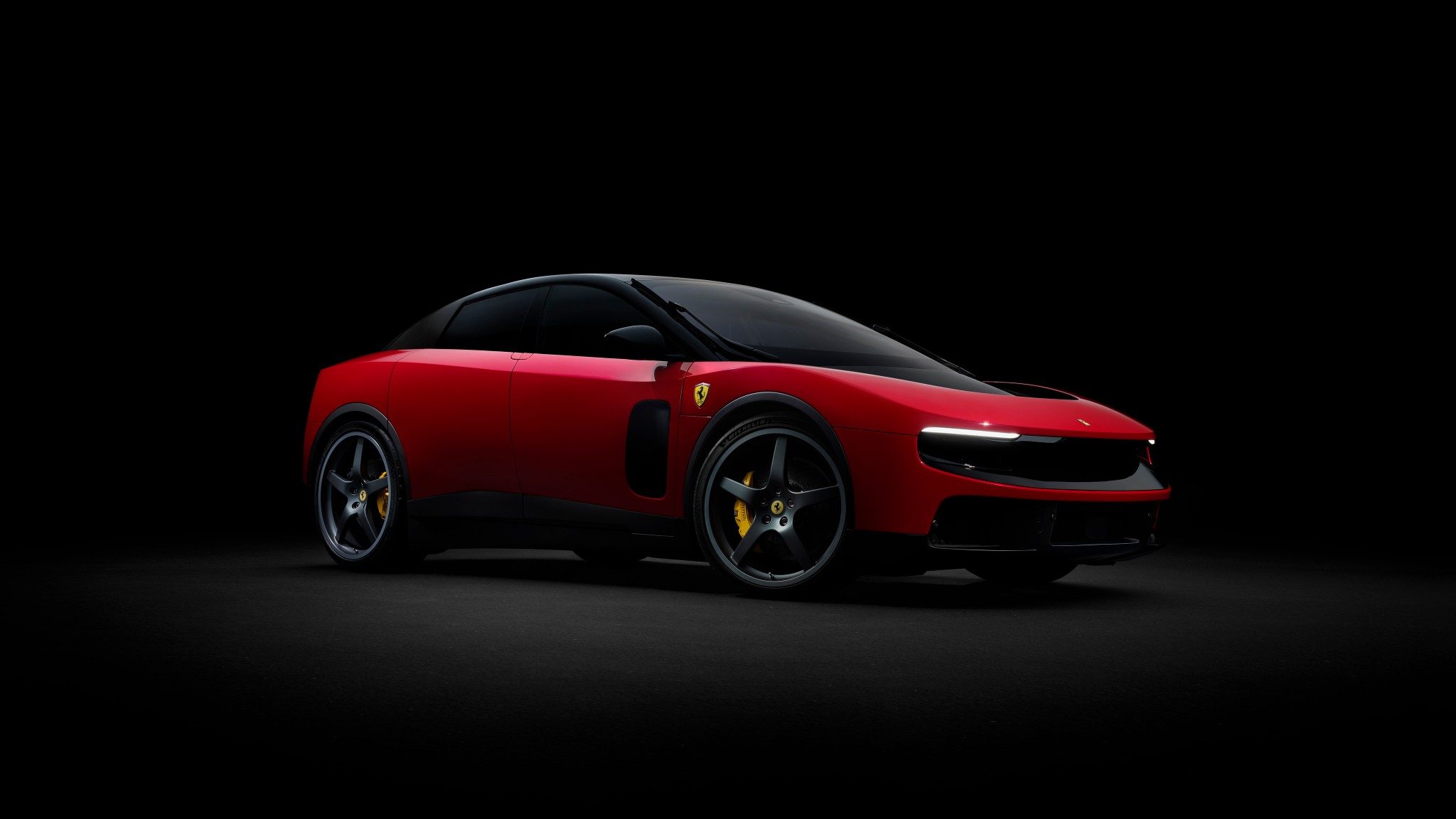 Premieră absolută la Ferrari. Constructorul italian sparge tiparele cu primul său model electric, Luce