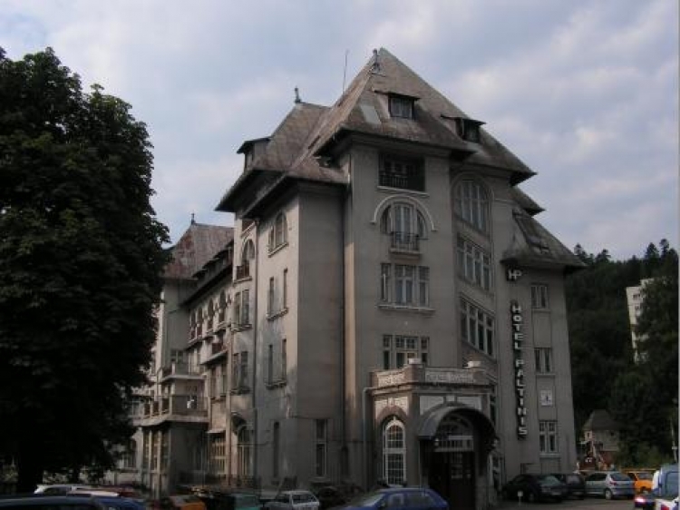 Hotel celebru de pe Valea Prahovei, la vânzare