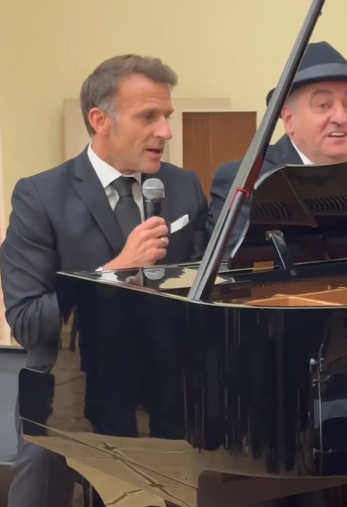 Emmanuel Macron a cântat un celebru cântec francez în timpul unui dineu de stat la Erevan