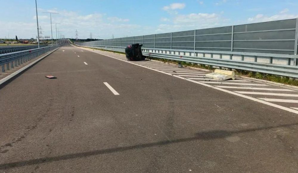 Urmărire ca-n filme pe Autostrada Soarelui: Un fugar s-a răsturnat cu mașina în timp ce scăpa de polițiști