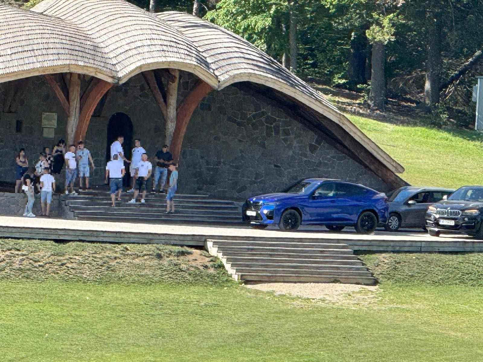 Trei șoferi care şi-au parcat mașinile pe scena altarului de la Şumuleu-Ciuc, cercetați de poliție