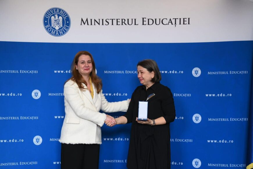 Mirela Ștețco, șefa departamentului de politici publice al ONG-ului „Teach for Romania”, primind Ordinul Meritul pentru Promovarea Drepturilor Omului și Angajament Social în grad de Cavaler de la fosta ministră a Educației, Ligia Deca. FOTO: arhiva personală