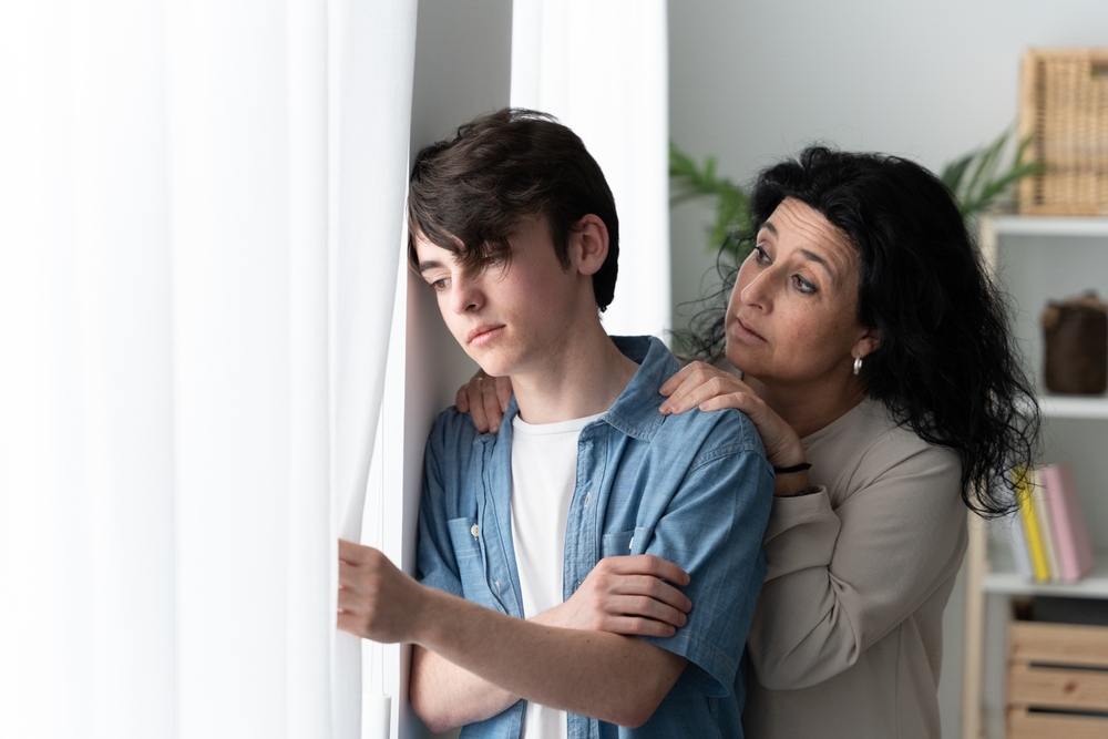 Un părinte excesiv de protector răpește copilului ocazia de a învăța să se descurce singur. FOTO: Shutterstock