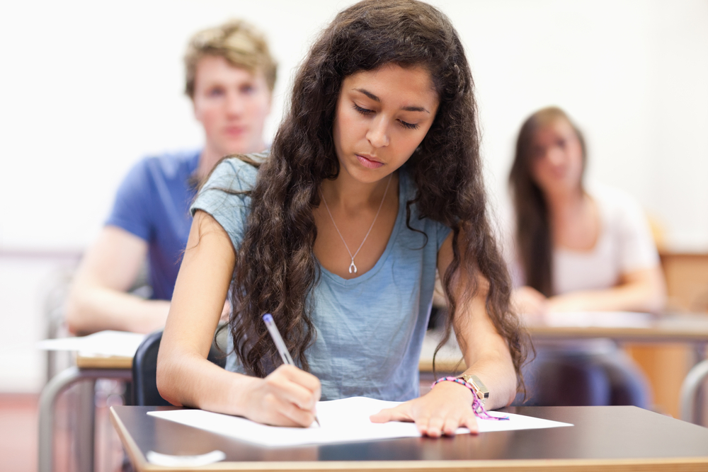 Proba de limba străină la Bac 2026 evaluează cititul, scrisul, ascultarea și exprimarea orală. FOTO: Shutterstock