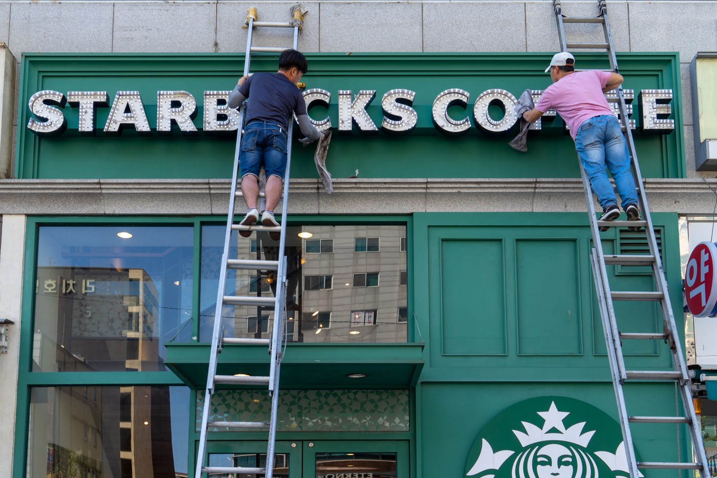 Starbucks a provocat un val de furie din cauza unei campanii publicitare „nepotrivite” în Coreea de Sud