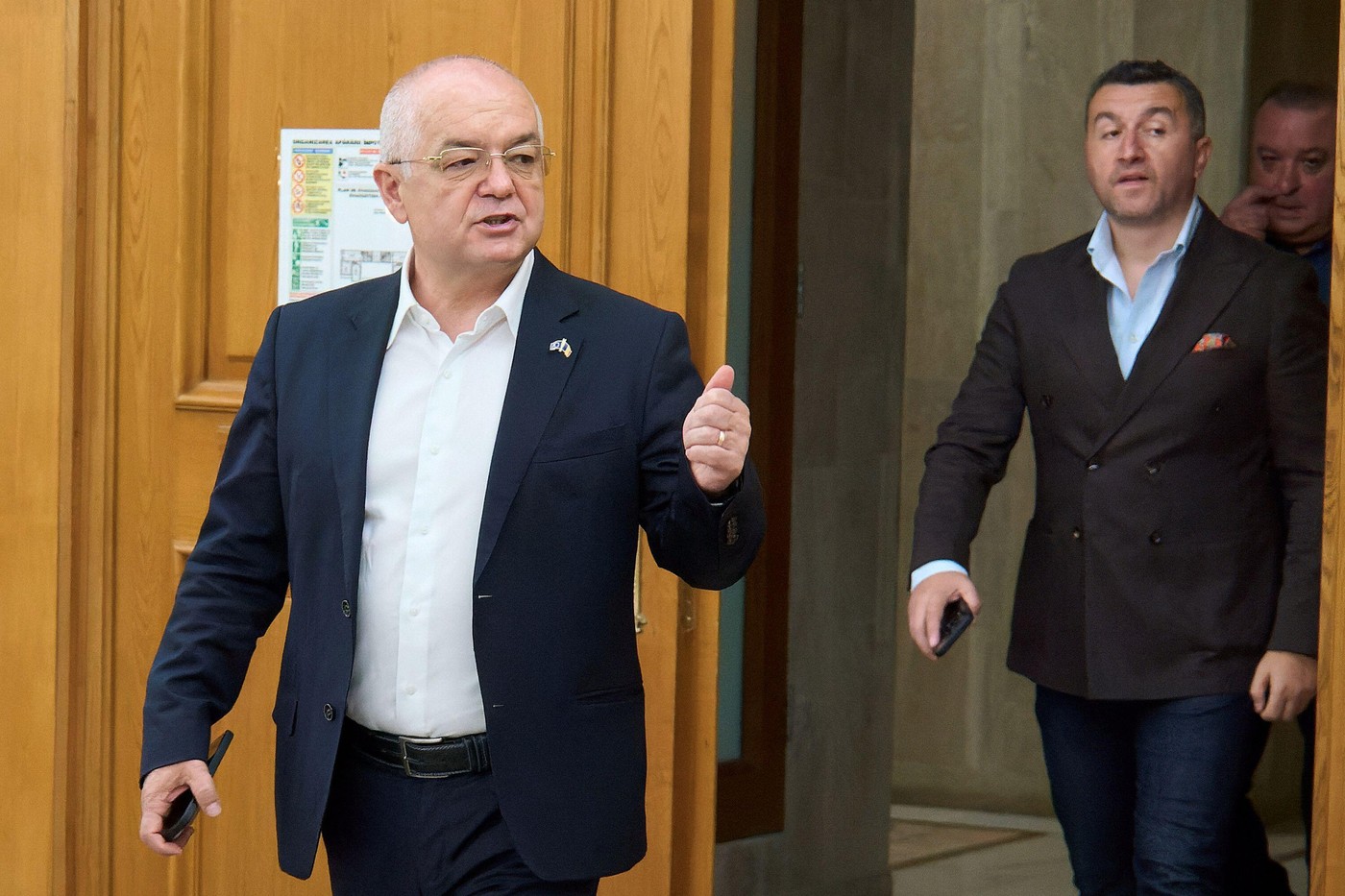 Prezent la semnarea contractului pentru Spitalul Regional de Urgență Cluj, Emil Boc a avut un mesaj pentru Ilie Bolojan: „N-am stat nici noi cu mâinile în sân, domnule prim-ministru, nici noi”