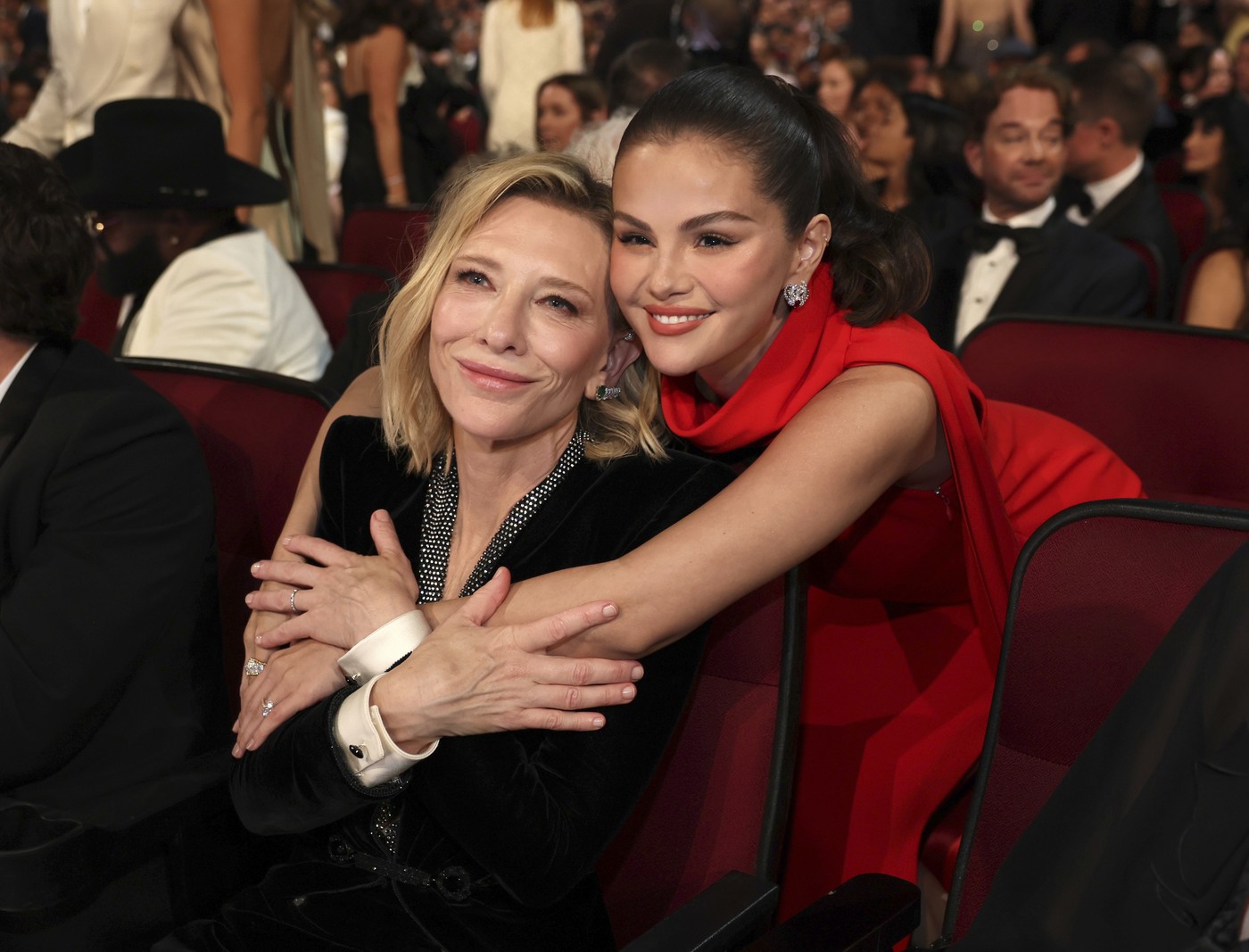 Cate Blanchett și Selena Gomez vor juca într-un film interzis minorilor