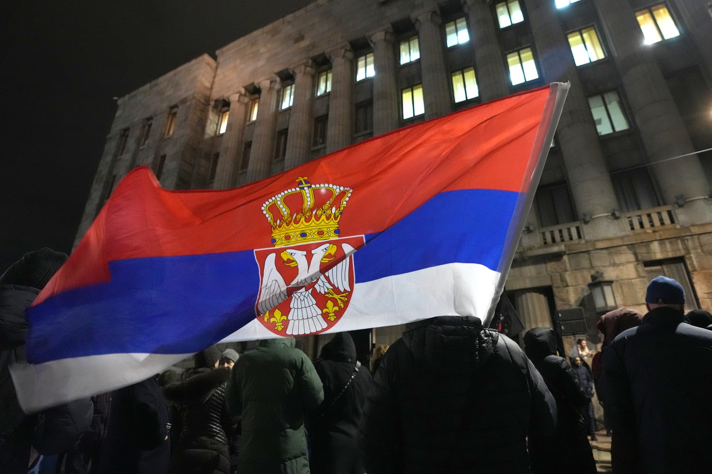 Un manifestant antiguvernamental din Serbia, lovit cu mașina. Ultimul incident dintr-o serie mai lungă de atacuri