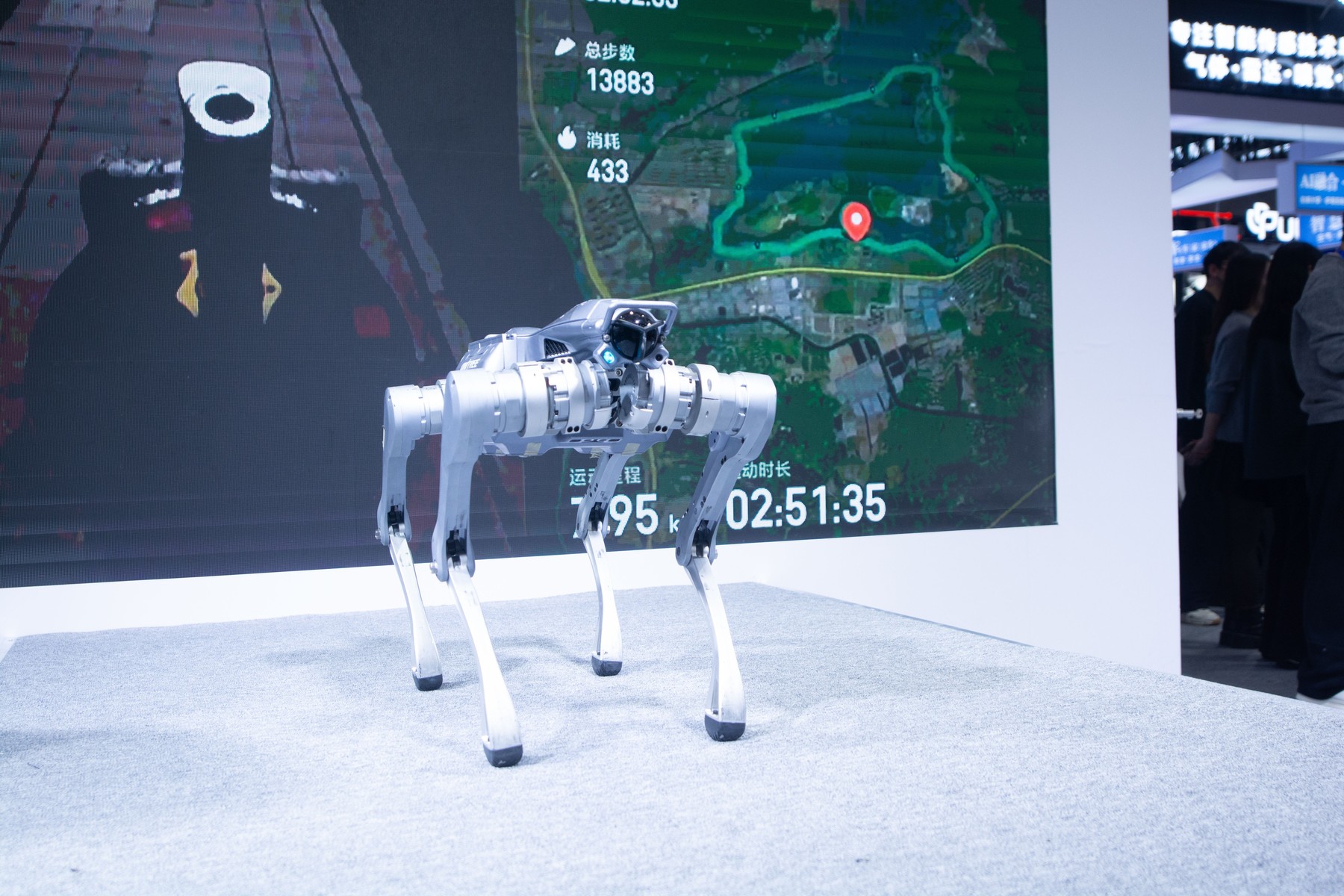 Un bărbat care a cumpărat un robocâine de pază a descoperit că e programat să îl raporteze în China