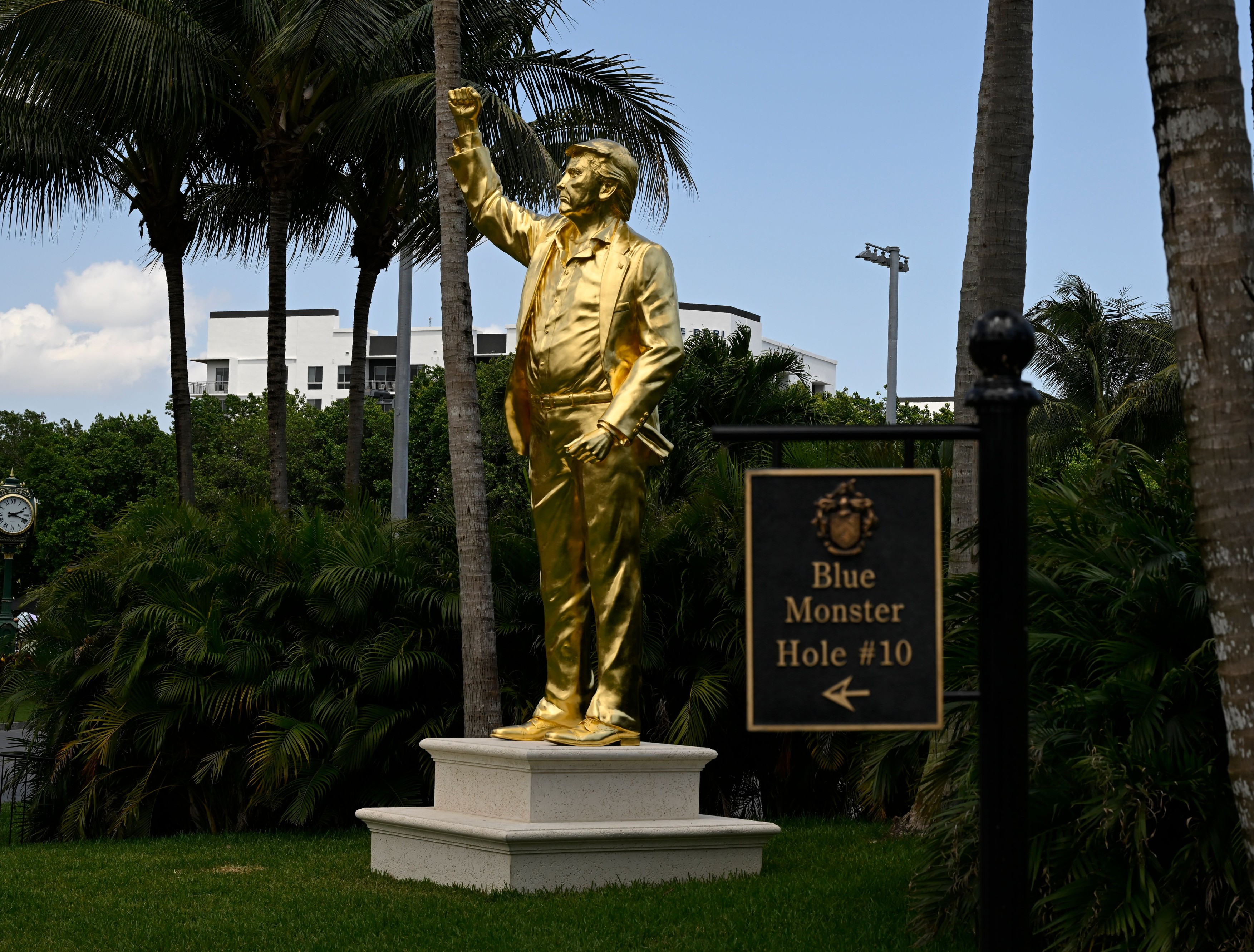 O statuie uriașă aurie a lui Donald Trump a fost dezvelită la clubul său de golf din Florida