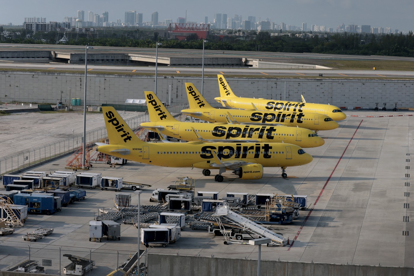 Haos pe aeroporturile din SUA după închiderea gigantului american low-cost. Planul companiilor rivale pentru pasageri