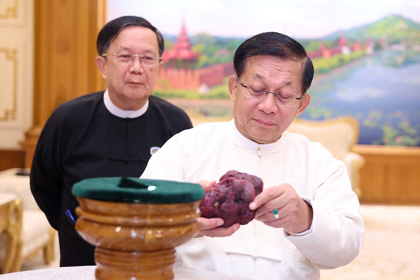FOTO Un rubin uriaș, de 11.000 de carate, a fost descoperit în Myanmar. „O calitate cromatică ridicată”