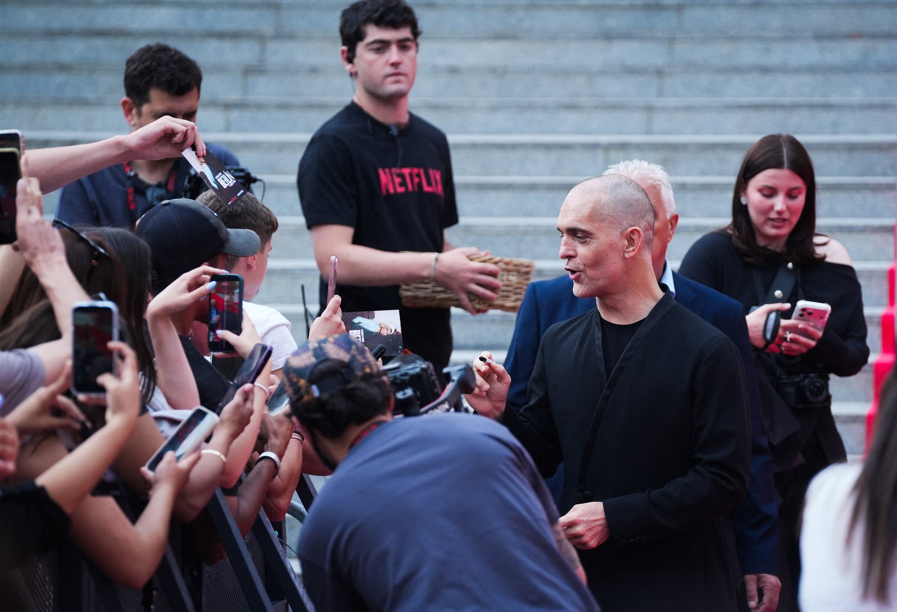INTERVIU cu actorii unuia dintre cele mai populare seriale din istoria Netflix . „Când am fost la Paris, ne întreba lumea: "Voi ați furat?"”