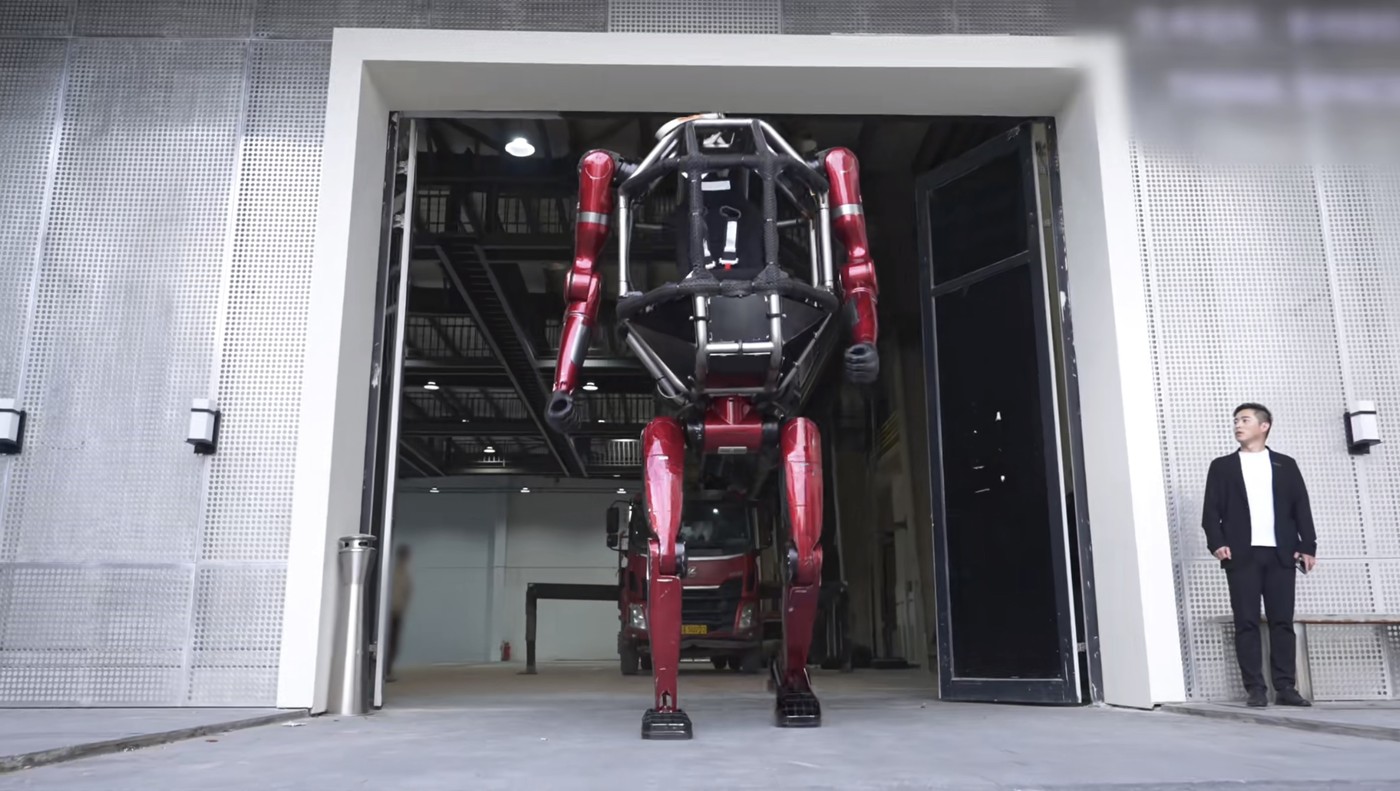 Primul robot gigant, gata de producție în China. Are 2,8 metri, dărâmă ziduri de beton și poate fi pilotat. Cât costă