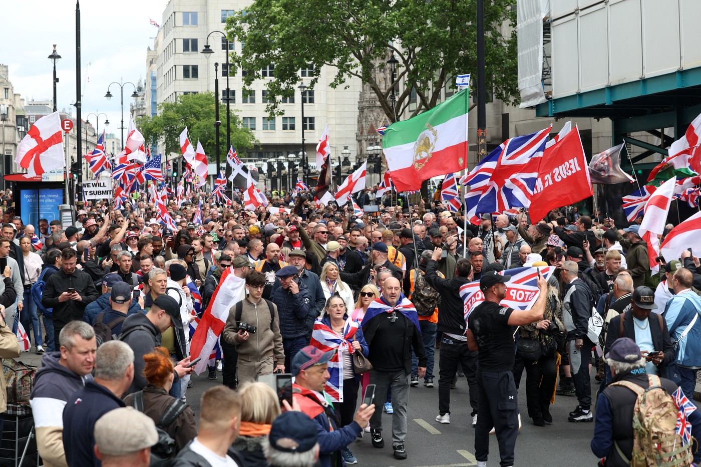 FOTO/VIDEO Proteste rivale și un eveniment fotbalistic major. Poliția din Londra a răspuns cu o operațiune de milioane de lire sterline