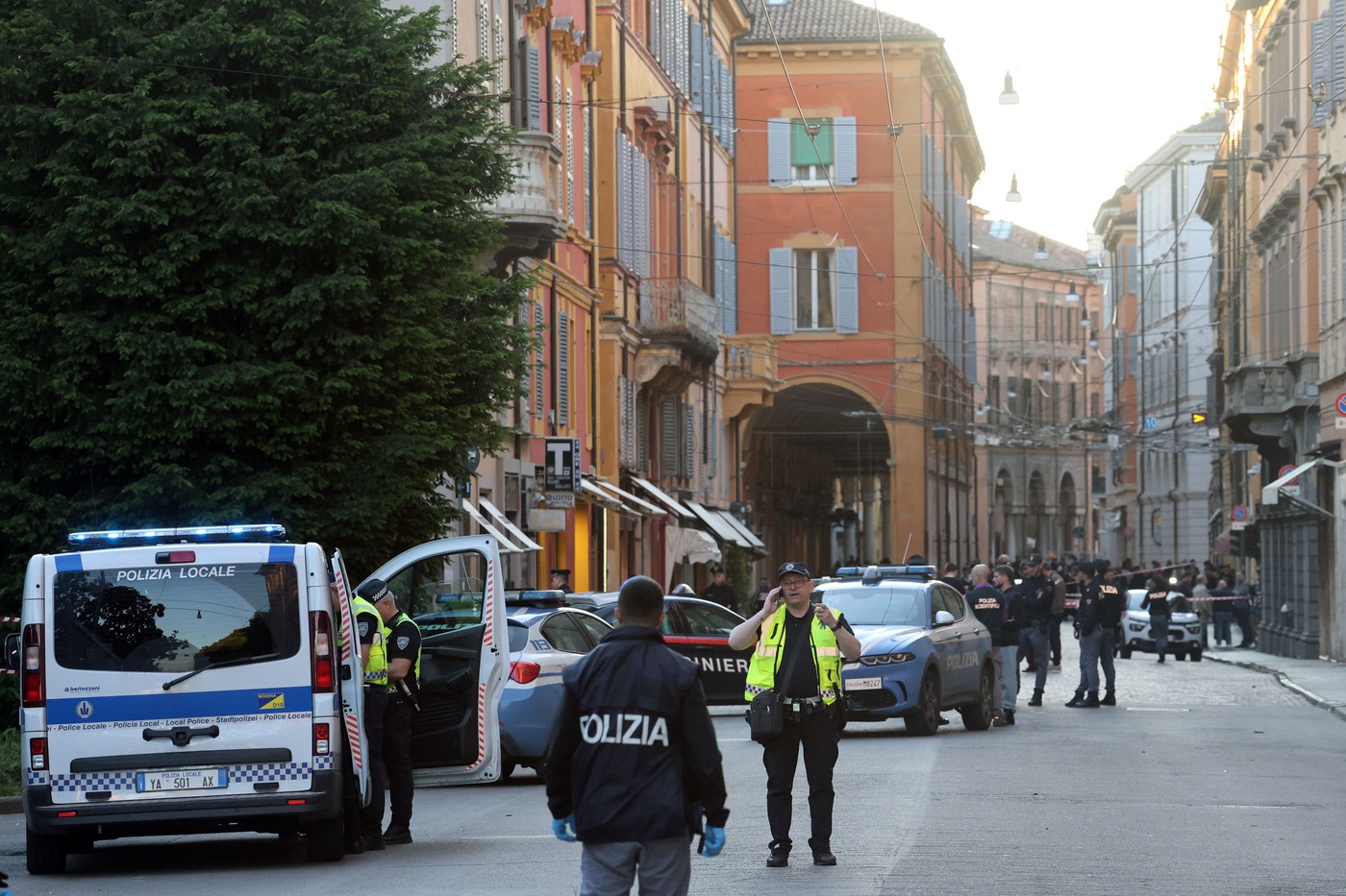 Cine este bărbatul care a intrat în mulțime la Modena. Filmul atacului în care opt oameni au fost răniți / Anunțul premierului Italiei