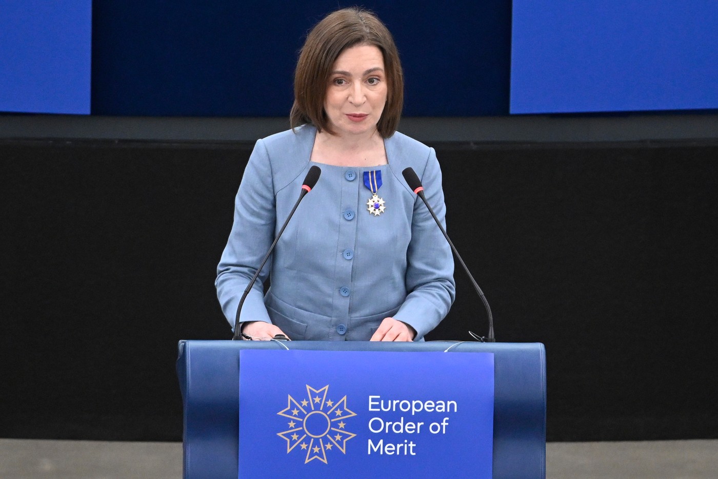 Maia Sandu, decorată cu Ordinul European de Merit, la Strasbourg. Discursul său, perturbat de fostul deputat condamnat Cristian Rizea, care a fost scos din sală