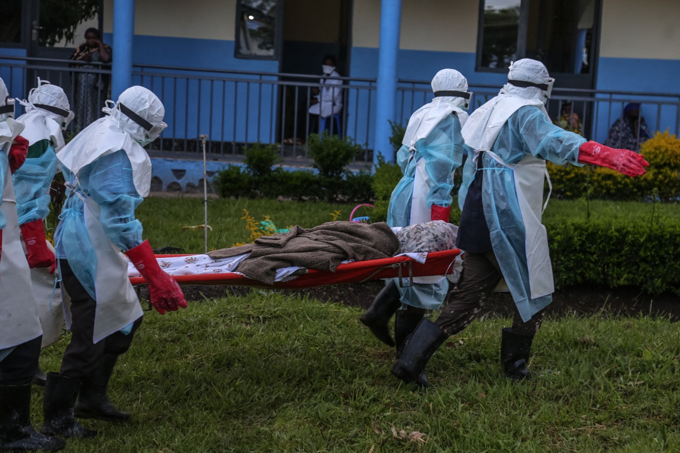 „Epidemia de Ebola se propagă rapid”. OMS a ridicat alerta la nivelul maxim