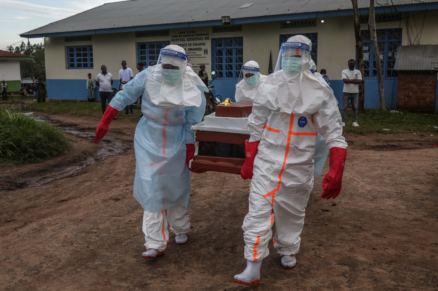 Cât se poate răspândi noua epidemie de Ebola. „Avem 10 țări cu risc”