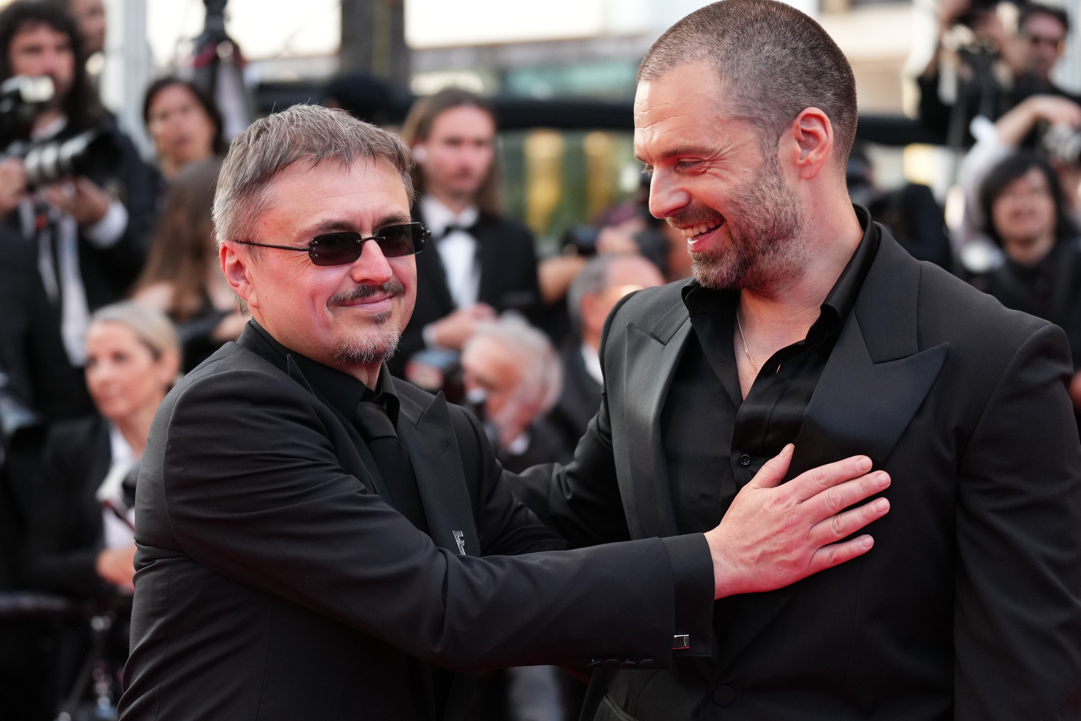 Cannes 2026: Cristian Mungiu explică de ce l-a ras pe cap pe Sebastian Stan pentru rolul dramatic din „Fjord”, câștigător Palme d’Or. „Arăta prea mult ca o vedetă de la Hollywood”