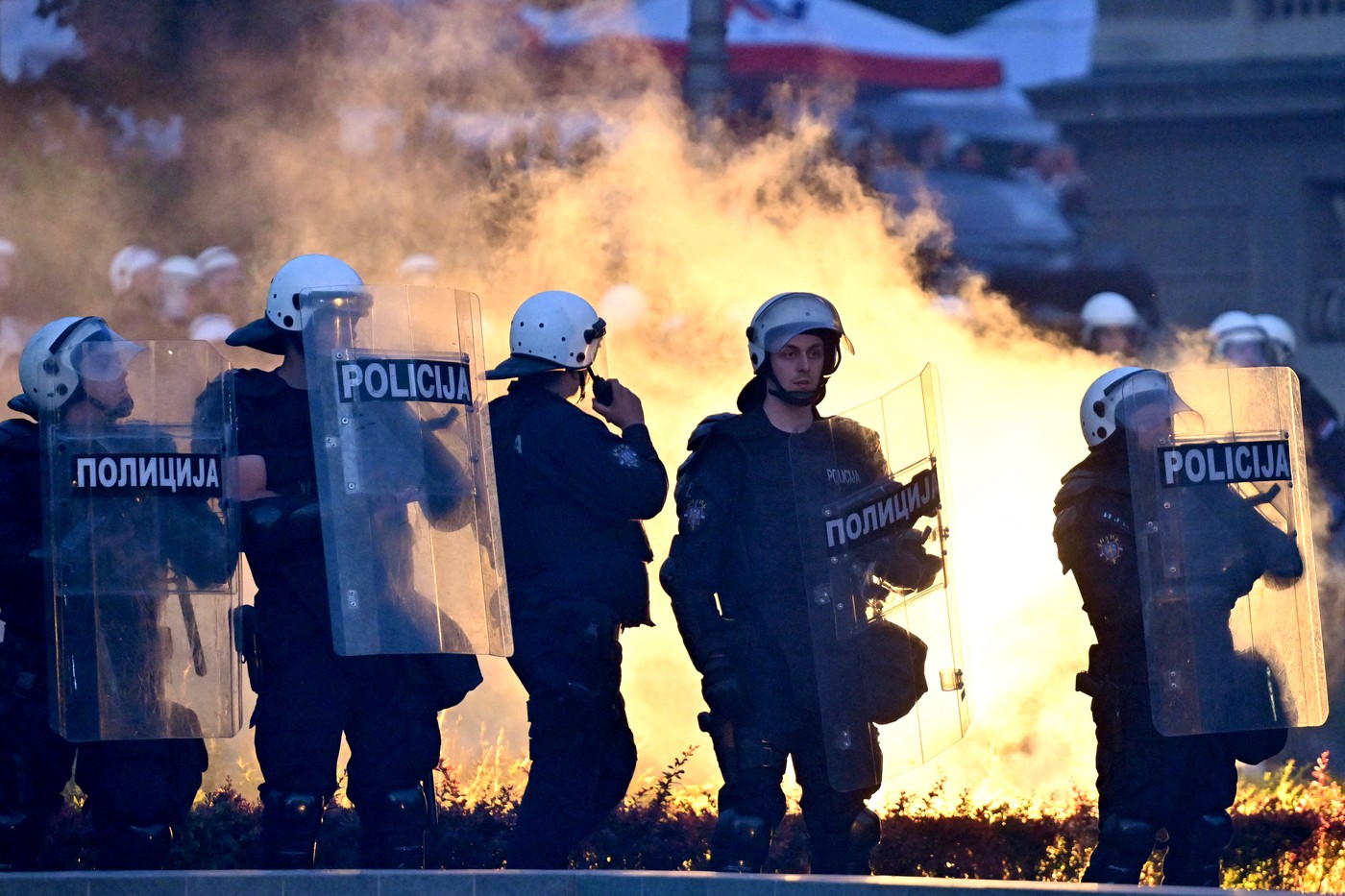 FOTO Violențe între poliție și protestatarii anti-prezidențiale în Serbia. Zecii de mii de oameni au manifestat pe străzile Belgradului