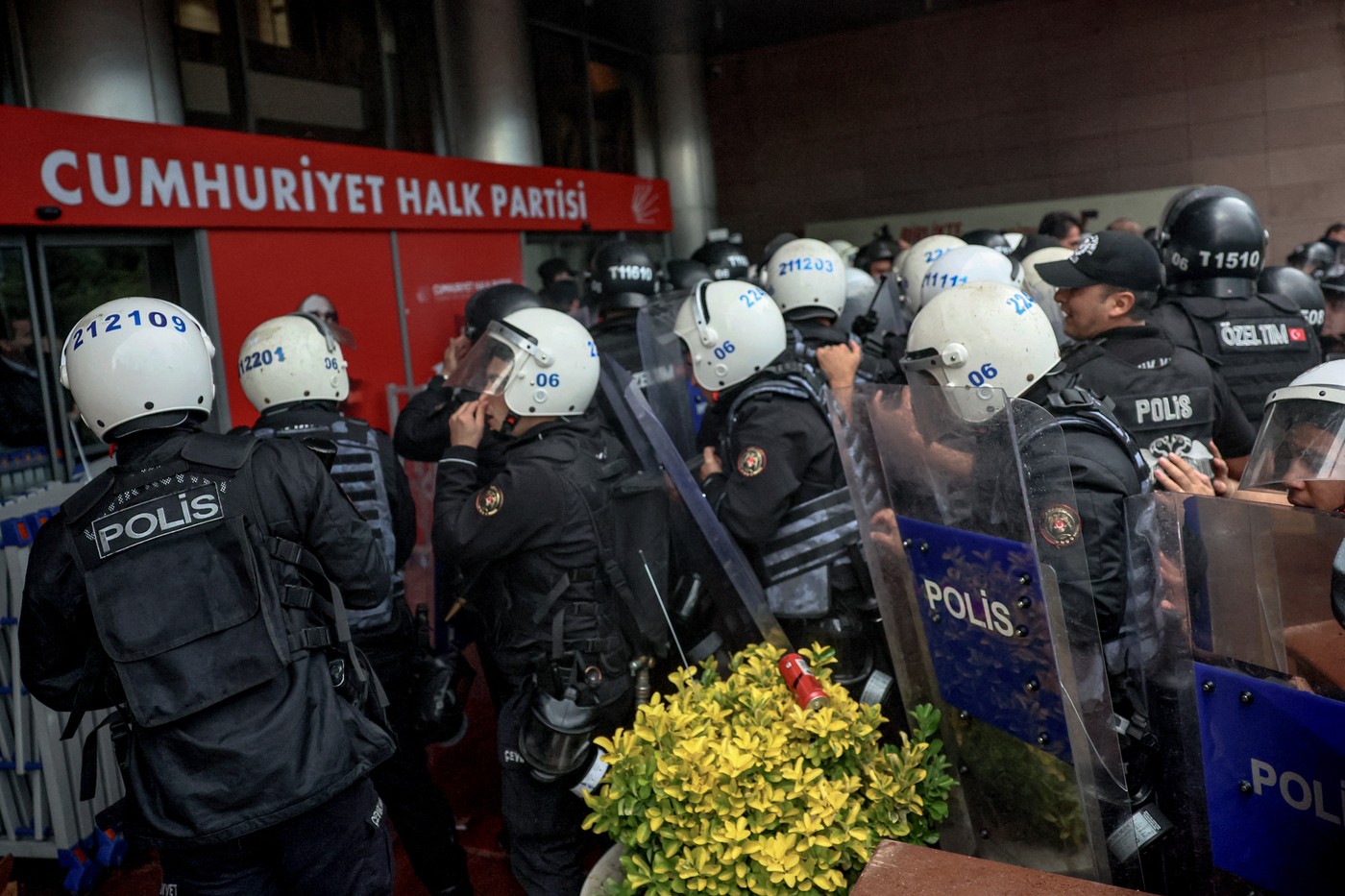 VIDEO Liderii opoziției din Turcia, alungați din propriul sediu de partid. Intervenție în forță a poliției