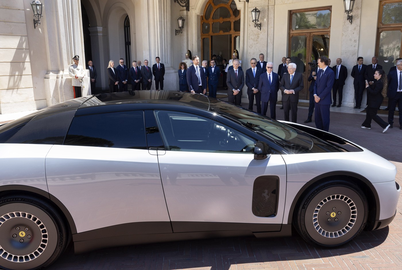 După ce Ferrari și-a prezentat prima mașină complet electrică, „piața a vorbit”. Ce s-a întâmplat cu prețul acțiunilor companiei